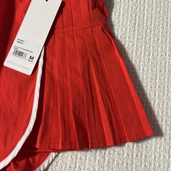 Yogalicious Radiant Courtside Chic Short pleated side hibiscus red size Medium - Picture 2 of 9